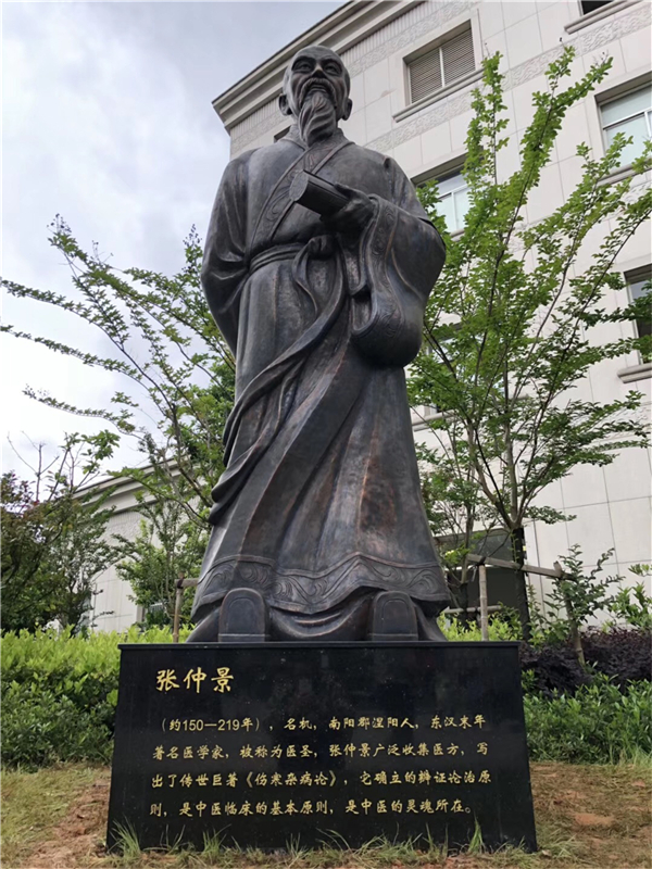古代名醫(yī)張仲景雕塑.jpg 古代名醫(yī)張仲景雕塑.jpg